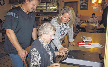 Alfred Weggel (links) und Marita Bürmann-Eigler (rechts) zeigen beim ABSH-Treffen im Wehinger Schützenhaus der 91-jährigen Paula Winkler aus Bubsheim (Mitte), wie die neuen Vorlesegeräte funktionieren.
