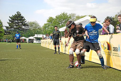 Laute Glocken im Ball liefern den blinden Fußballspielern akustische Hinweise. Foto